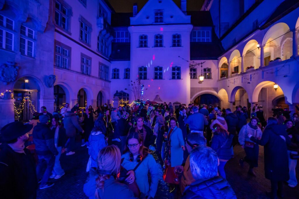 Silent disko, ľudia tancujúci so slúchadlami na ušiach v exteriéri