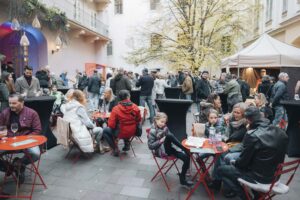 Festival mladého vína 2022 - sedenie na červených stoličkách z projektu Sadni si!