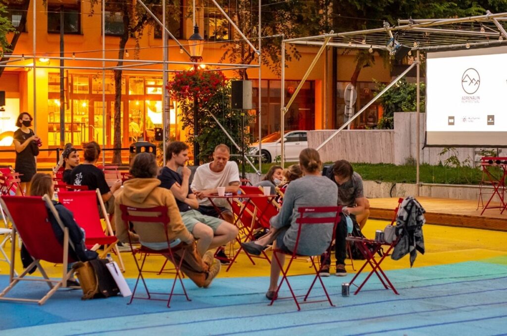 Počas Kultúrneho leta 2021 sa využili aj červené stoličky Sadni si!