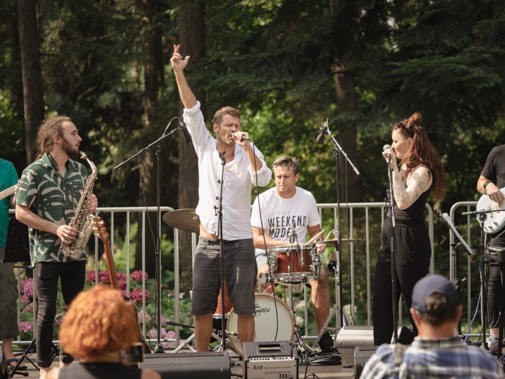 Komorné koncerty v Botanickej záhrade / Milo Kráľ Band a Barbora Švidraňová / 23. 7. 2022