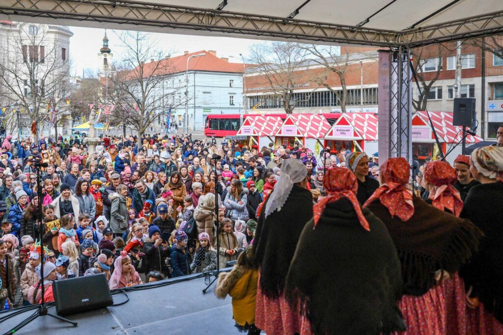Bratislavské fašiangy 2024 - folklórny program na Námestí Nežnej revolúcie