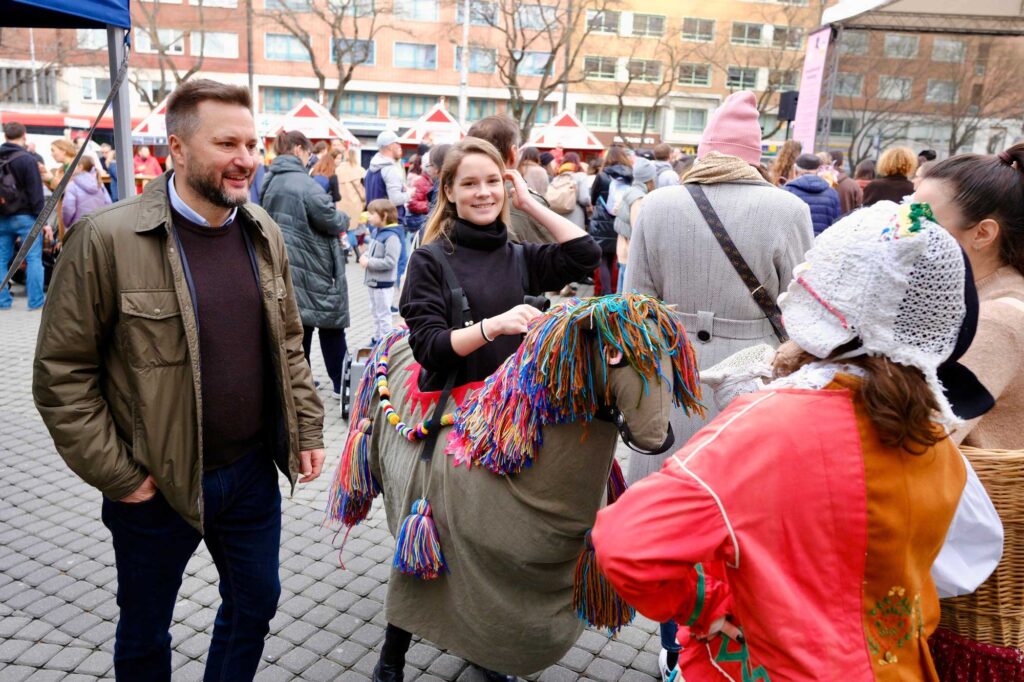 Bratislavské fašiangy 2024 - Primátor Vallo diskutuje s návštevníkmi podujatia