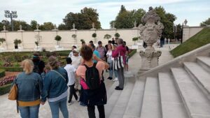 Rande s mestom pre nevidiacich, Hrad