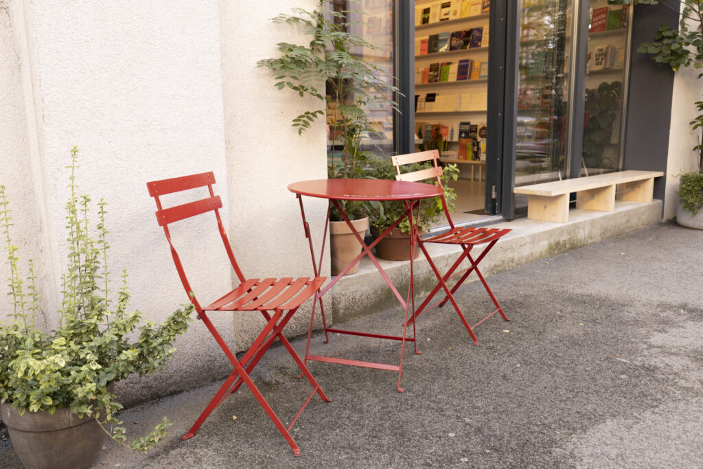 Sedenie  na červených stoličkách v Bratislave z projektu BKIS Sadni si!