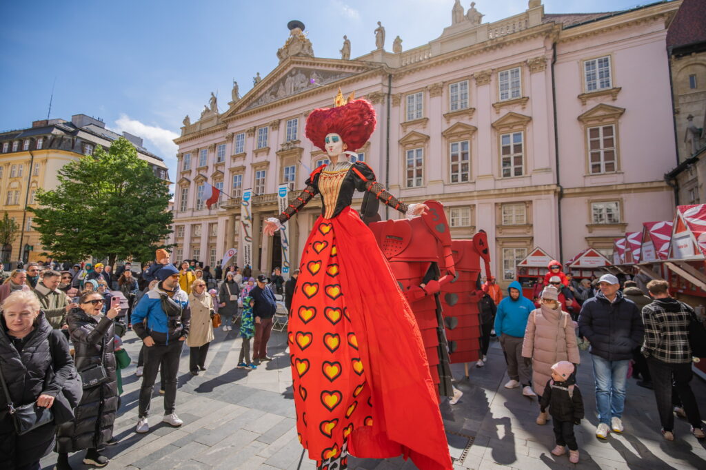 Dvor zázrakov: Srdcová kráľovná a dve 
srdcové karty, BMD 2024