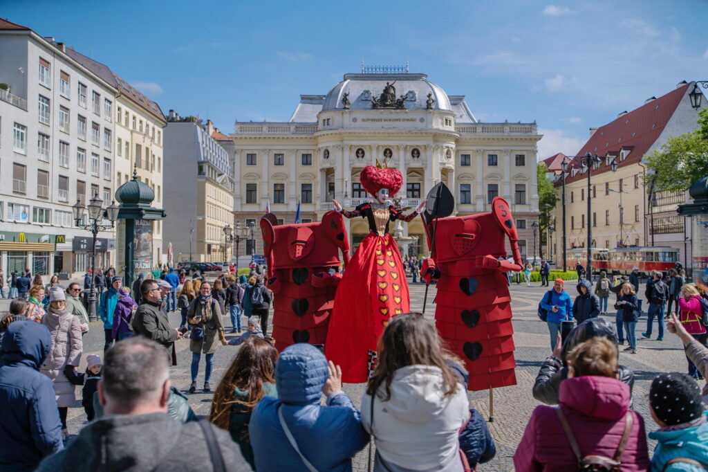 Dvor zázrakov: Srdcová kráľovná a dve 
srdcové karty, BMD 2024