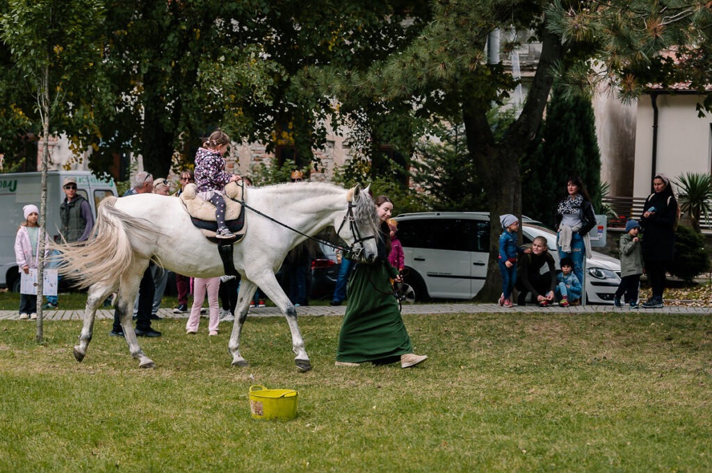 Rímske hry 2025, biely kôn s dieťaťom - skúška jazdy
