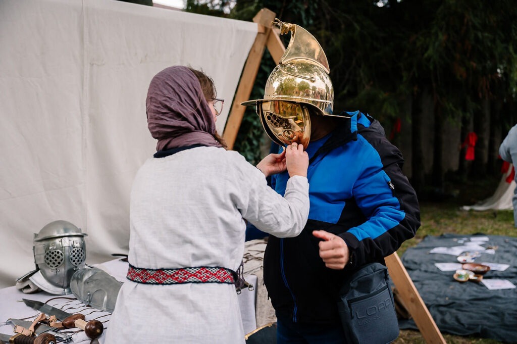 Rímske hry, návštevník si skúša výzbroj