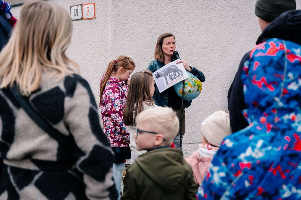 Rímske hry - Rande s mestom. Sprievodkyňa robí výklad
