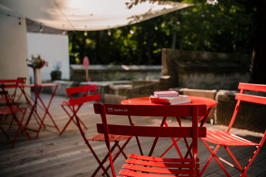 Sadni si! Sety Sadni si v uliciach Bratislavy