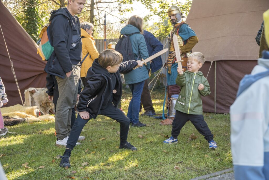 Rímske hry 2024, deti šermujúce počas programu pre deti