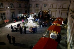 Večerné podujatie na Primaciálnom námestí, stánky s občerstvením