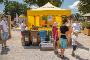 Stánok OLO a nádoby na recyklovanie odpadu