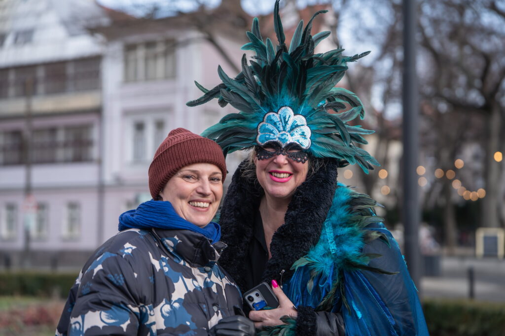 Maska a riaditeľka BKIS Katarína Hulíková,  Fašiangový sprievod 2025, foto Adam Kováč