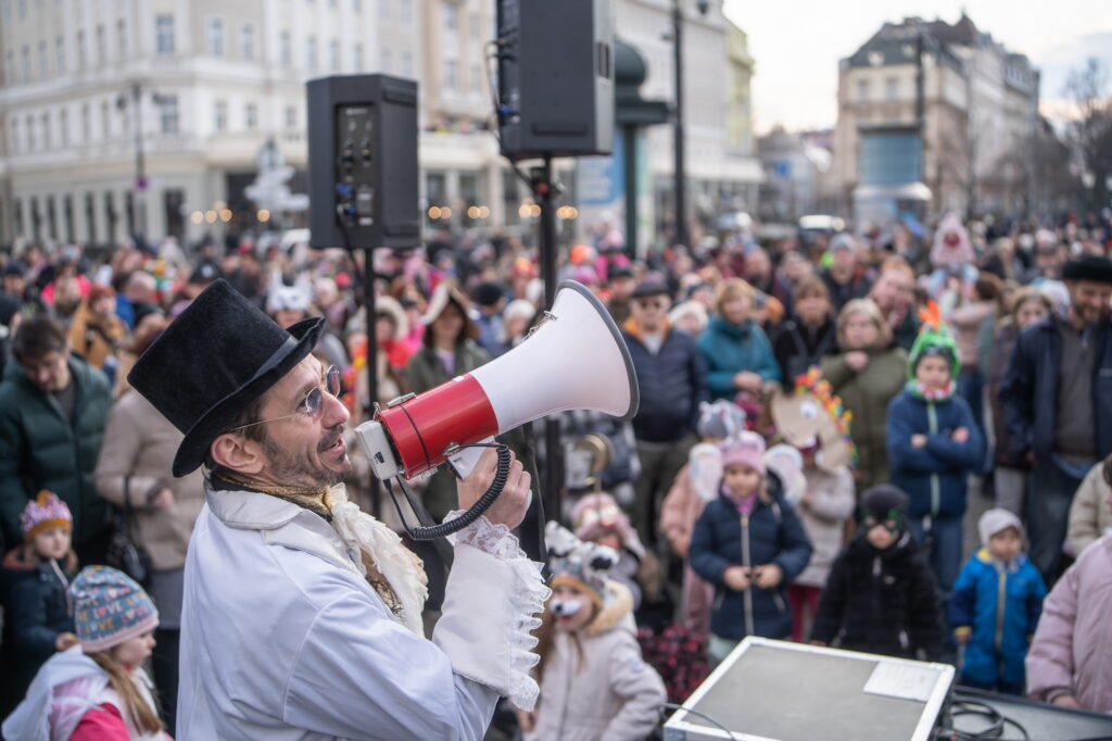 Zvolávanie masiek do sprievodu, foto Adam Kováč