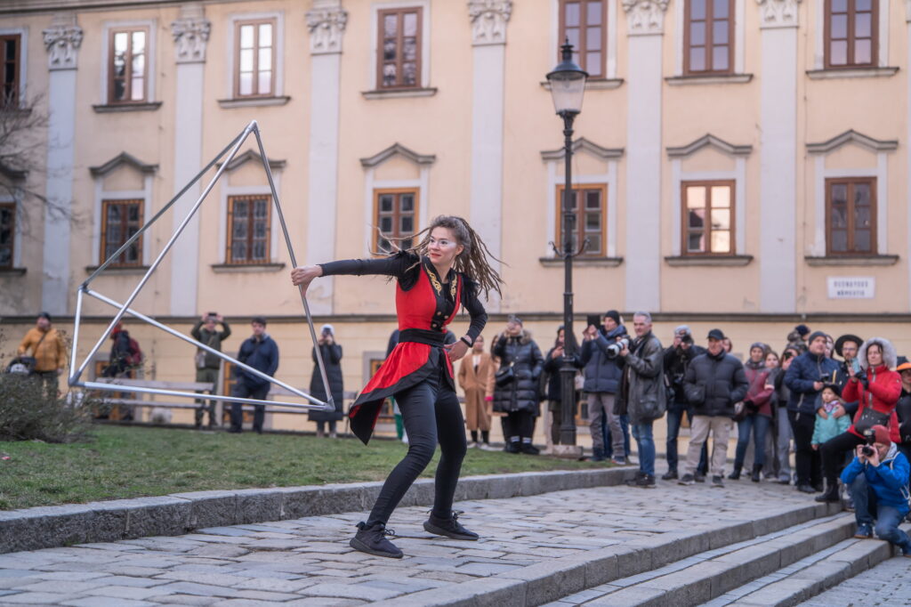 Veľký fašiangový sprievod - zastavenie pri programe, foto Adam Kováč