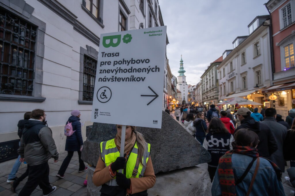 Označenie trasy pre pohybovo znevýhodnených návštevníkov Veľkého fašiangového sprievodu 2025