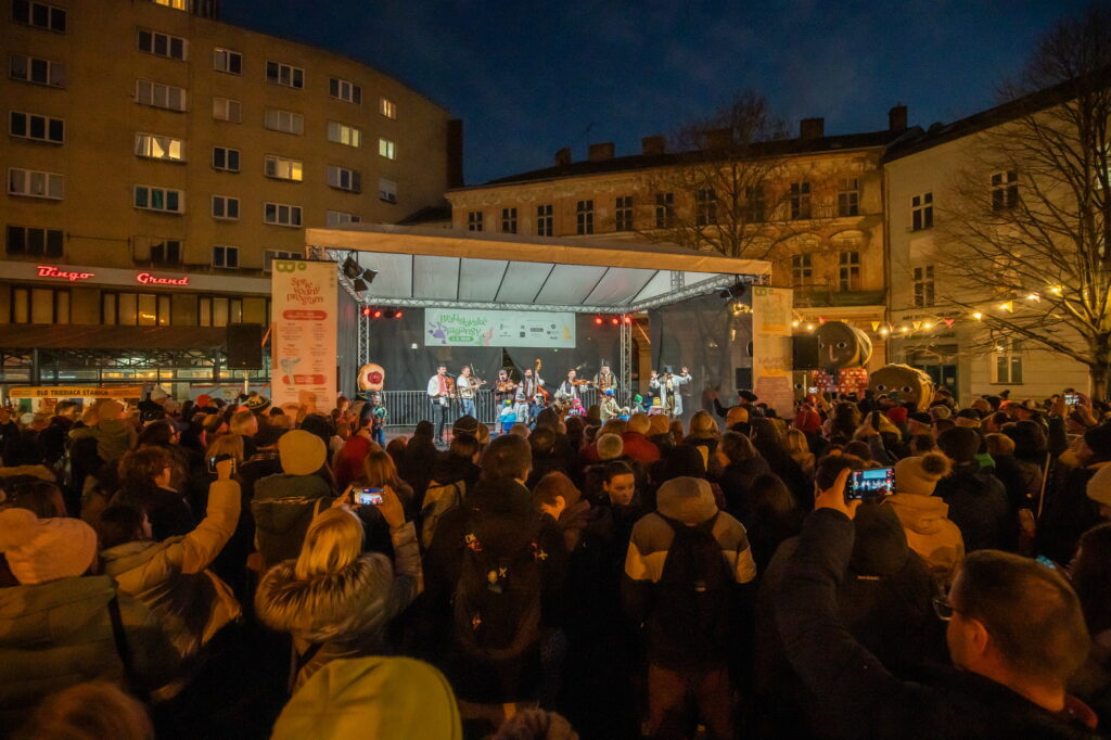 Pódium a Návštevníci a návštevníčky Bratislavských fašiangov 2025