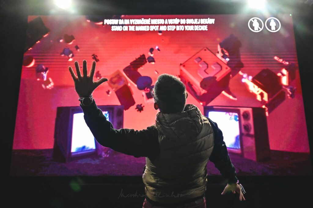 Medialab - dieťa pred interaktívnou obrazovkou, foto Martina Mlcuchová