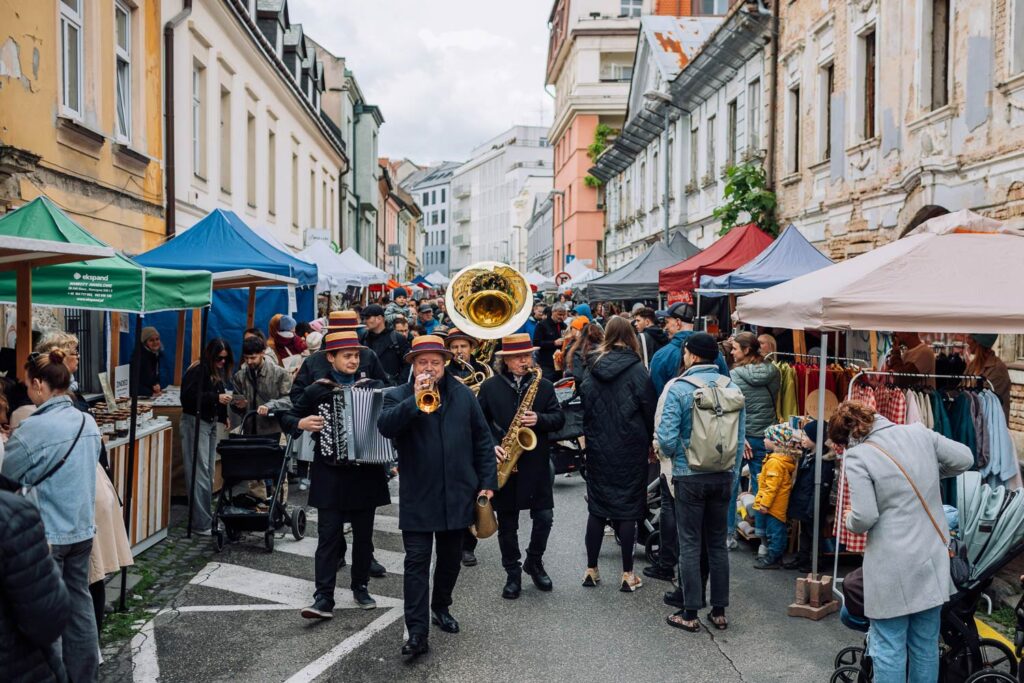 Hudobníci - dychári pochodujú ulicami, Dobrý trh 2024, foto Marek Jančuch