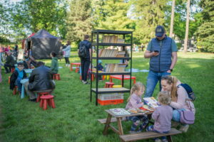 Veselé čítanie, stánok s knihami počas BMD 2025 v Sade Janka Kráľa