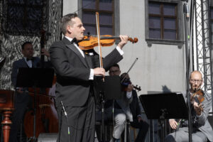 Kaviarenský orchester Andreja Záhorca vystupuje v rámci bloku Prešporská kaviareň počas BMD 2025