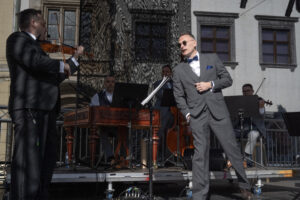 Kaviarenský orchester Andreja Záhorca vystupuje v rámci bloku Prešporská kaviareň počas BMD 2025