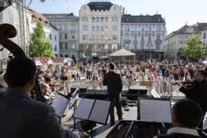 Kaviarenský orchester Andreja Záhorca  sleduje plné Hlavné námestie