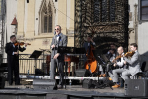 Kaviarenský orchester Andreja Záhorca vystupuje v rámci bloku Prešporská kaviareň počas BMD 2025