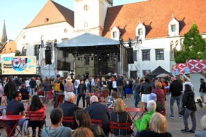 Návštevníci a návštevníčky BMD 2025 sledujú vystúpenie Slovak Tango na Hlavnom námestí