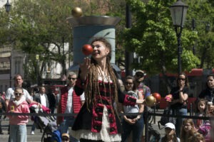 Pouličné show v Starom Meste, Poklad za dračou horou, žonglérka