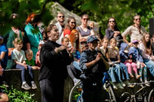 Tlmočenie podujatia v Sade Janka Kráľa do slovenského posunkového jazyka