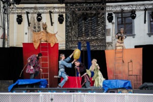 Docela velké divadlo hrá divadelnú hru Princ Bajaja