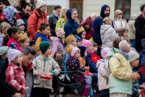 Deti sledujúce divadelné predstavenie na Hlavnom námesti, BMD 2025