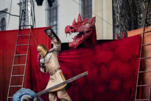 Docela velké divadlo hrá divadelnú hru Princ Bajaja - súboj rytiera s drakom