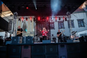 Na pódiu na Hlavnom námestí vystupuje Made to Mate počas BMD 2025