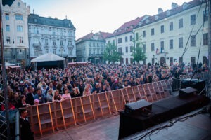 Hlavné námesti je plné návštevníkov a návštevníčiek očakávajúcich vystúpenie Made to Mate počas BMD 2025