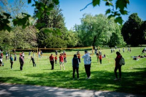 Volejbal v sade, ľudia hrajú volejbal v Sade Janka Kráľa
