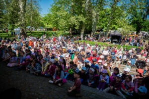 Deti sledujú divadelné predstavenie