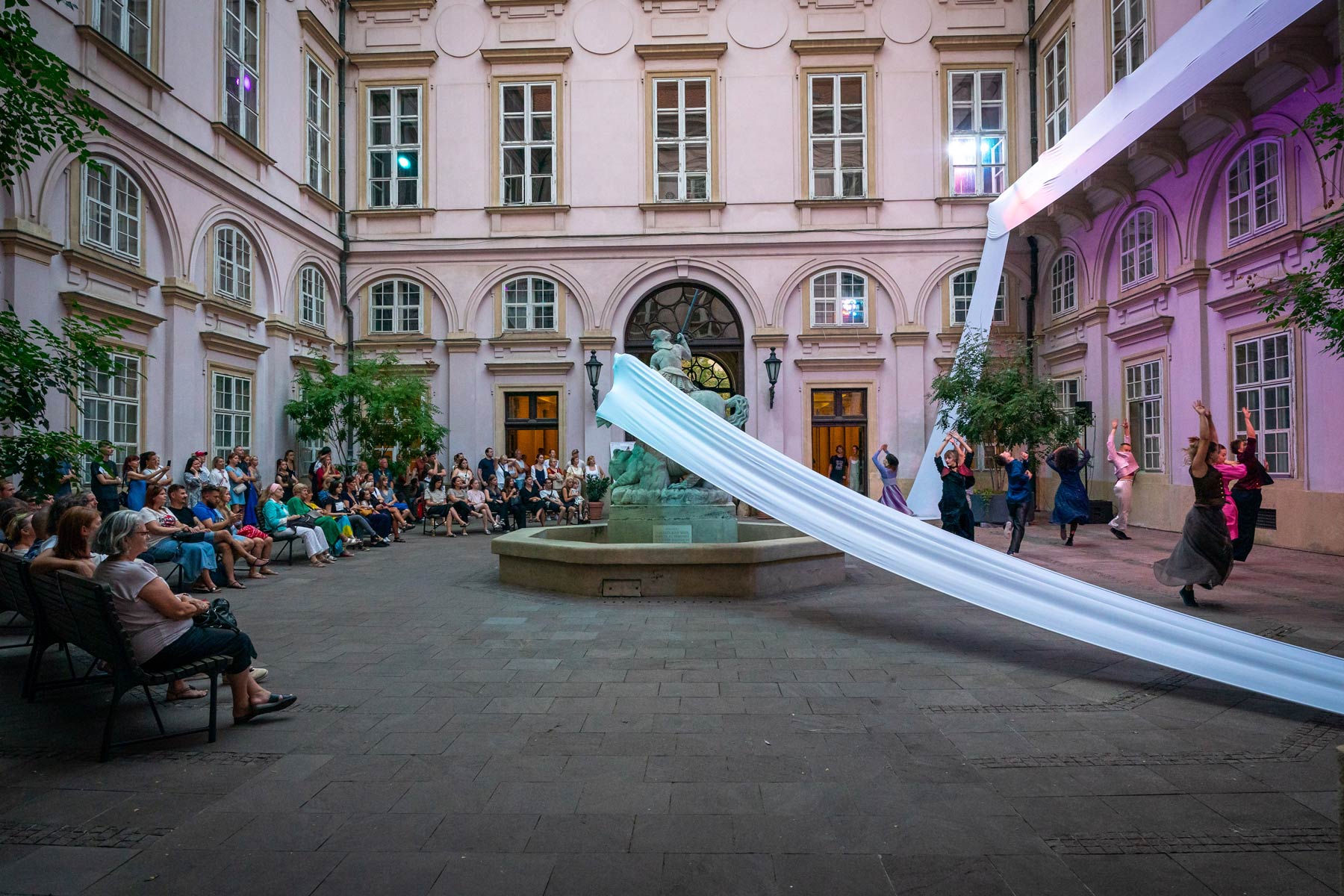 Inštalácia na námestí Primaciálneho paláca - Bratislava v pohybe, Pulz Prešporka, 2024