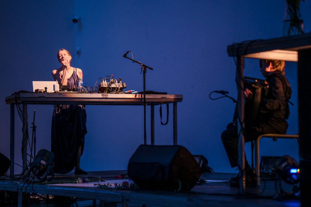 Koncert Senosorium, speváčka