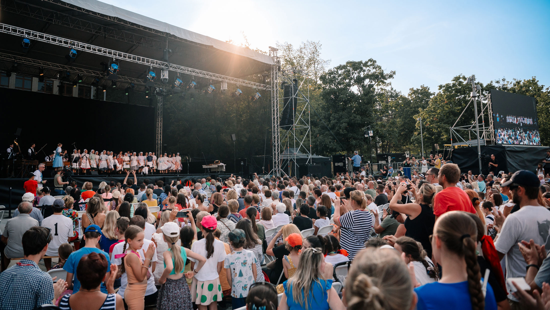 Bratislavské kultúrne leto - Lúčnica pri fontáne