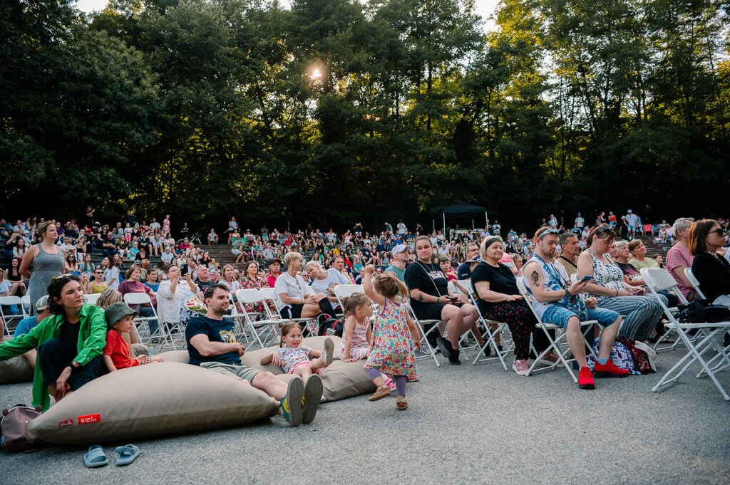 Návštevníci a návštevníčky otváracieho koncertu Bratislavského kultúrneho leta na Železnej studničke