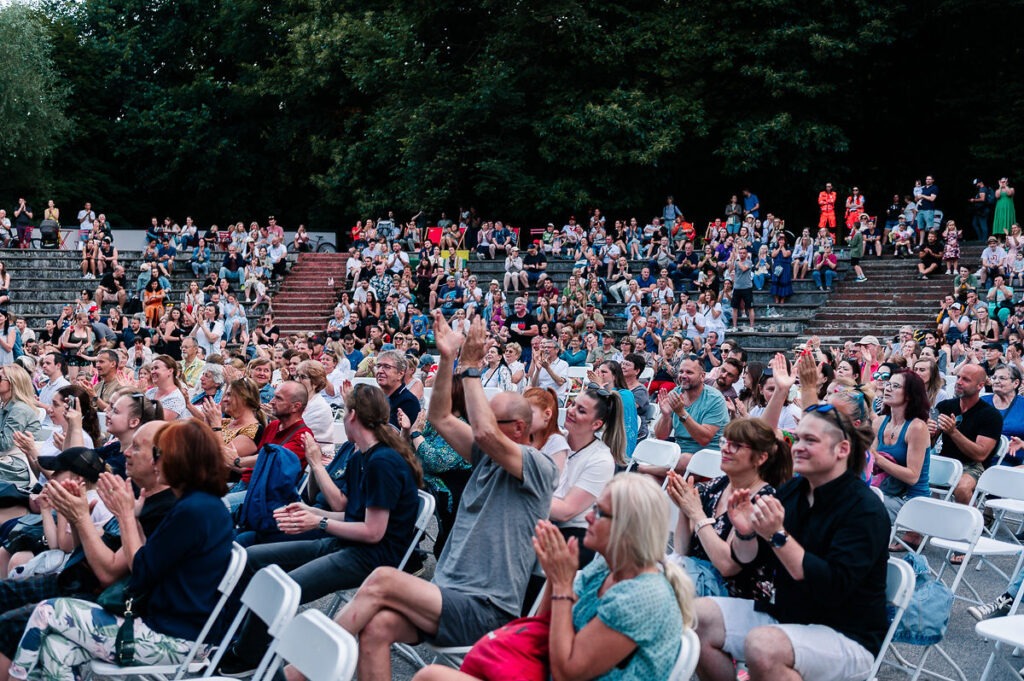 Diváci a diváčky počas Otváracieho koncertu Bratislavského kultúrneho leta 2025