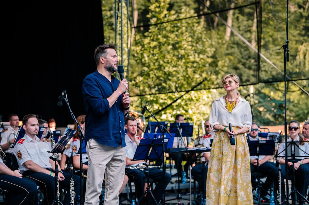 Soňa Müllerová a primátor  mesta Bratislava Matúš Vallo počas otváracieho koncertu  Bratislavského kultúrneho leta 2025