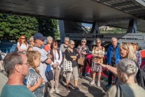 Letná bratislavská univerzita seniorov - účastníci a účastníčky počas Rande s mestom