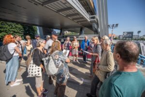 Letná bratislavská univerzita seniorov - Rande s mestom - vychádzka pod mostom SNP