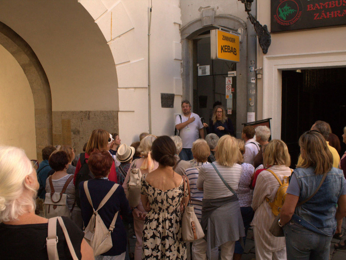Seniori a seniorky počúvajú výklad počas Letnej bratislavskej univerzity seniorov
