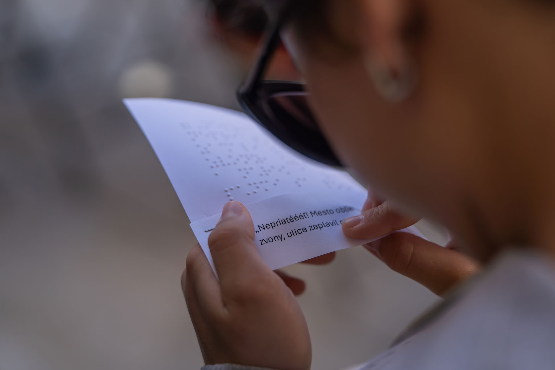 Chlapec číta Braillovo písmo