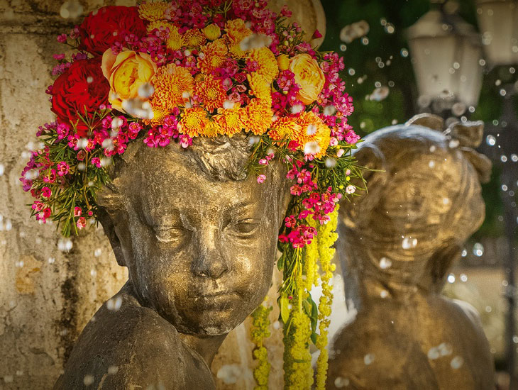 Banner newsletter - socha s kvetinovým vencom